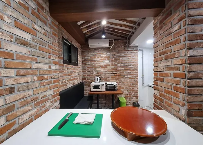 Отель типа "постель и завтрак" Bibimbap Hanok Gyeongbokgung Private
