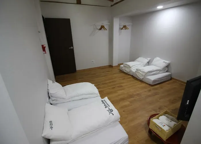Отель типа "постель и завтрак" Bibimbap Hanok Gyeongbokgung Private Сеул